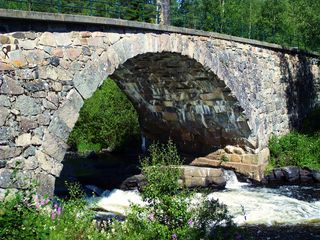 Alte Steinbrücke über den Åsanforsen